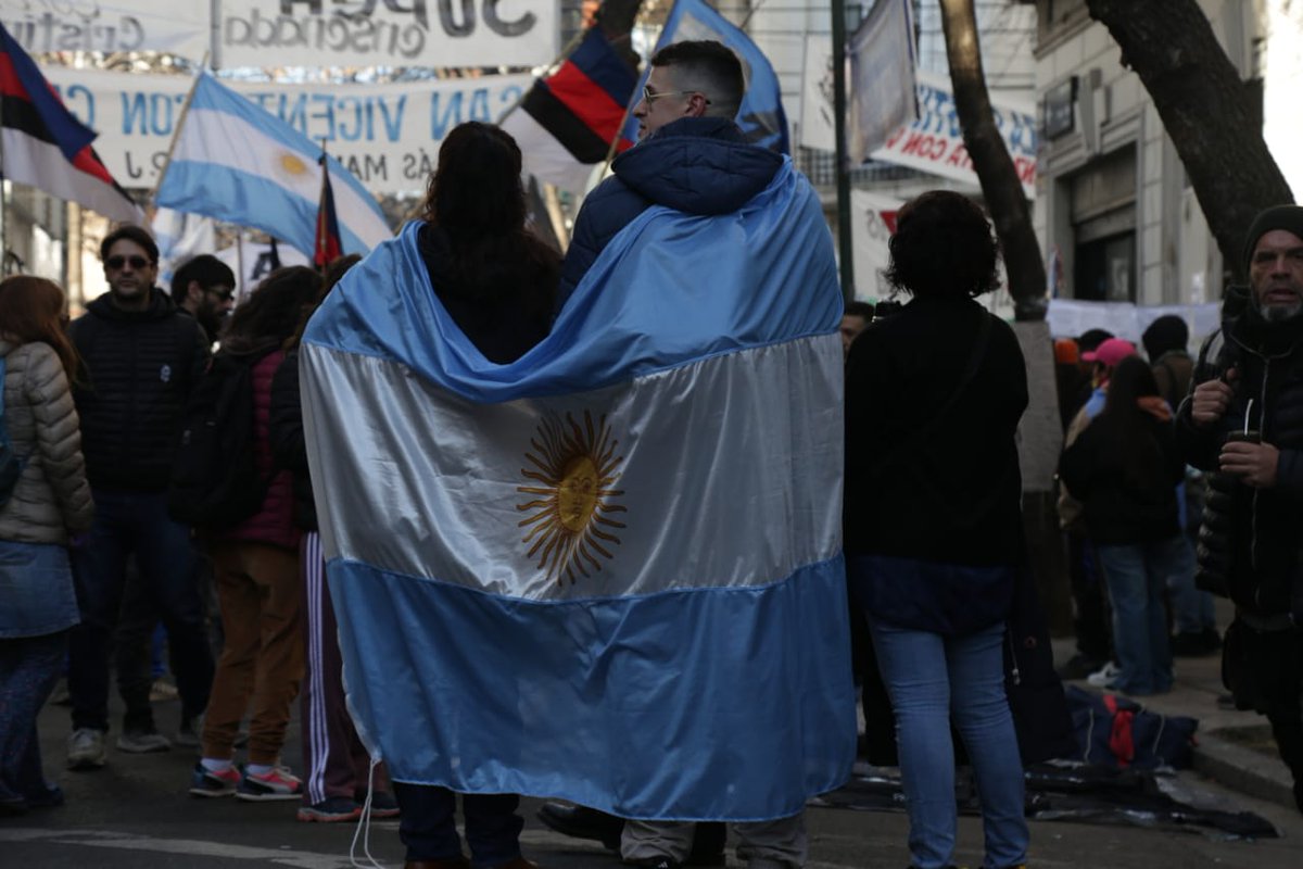 Pimeras imágenes de la marcha contra la condena y proscripción de la expresidenta, con el lema "Argentina por Cristina"

📷 María Guerrieri