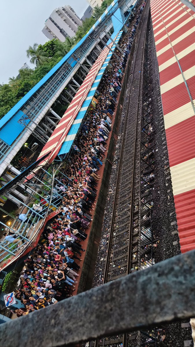 Rajesh Shrivastava (@rajesh_1322) on Twitter photo Wed,18th June 2025 at 18:55 Andheri-East Station
Trains must be increased to avoid mishappening..
#Westernrailway
#AndheriStation
<a href="/RailMinIndia/">Ministry of Railways</a> (Ministry of Railways), <a href="/Central_Railway/">Central Railway</a> (Central Railway), and <a href="/drmmumbaicr/">DRM Mumbai CR</a> Wed,18th June 2025 at 18:55 Andheri-East Station
Trains must be increased to avoid mishappening..
#Westernrailway
#AndheriStation
<a href="/RailMinIndia/">Ministry of Railways</a> (Ministry of Railways), <a href="/Central_Railway/">Central Railway</a> (Central Railway), and <a href="/drmmumbaicr/">DRM Mumbai CR</a>