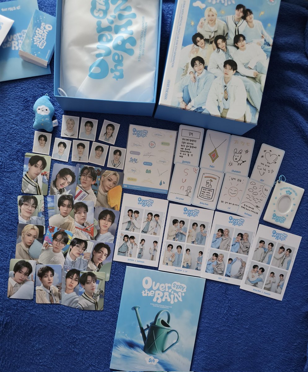 siposev's tweet image. Amúgy múlthéten megjött, csak elfelejtettem kibontani meg megnézni. 😅😀 #StrayKids #OverTheRain #Stay