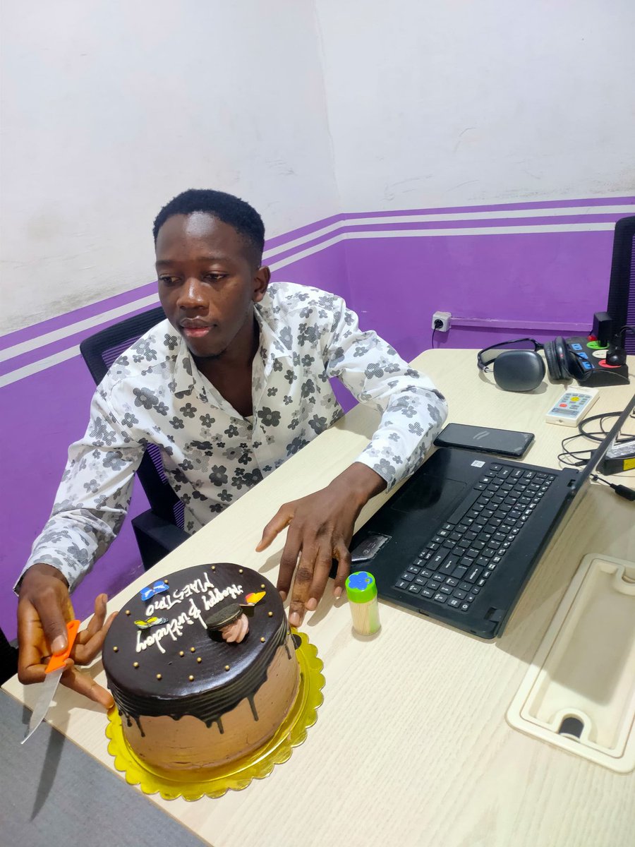 farotyMe's tweet image. 🎉 Flashback to the BIRTHDAY SURPRISE phase for our favorite developer, aka "Maestro" 👨‍💻🎂

An epic vibe, laughter all around, warm hugs, and just the right touch of good energy! 🥳🎁🍰
Once again, happy birthday to our one and only Maestro 🎈✨

#FarotyVibes #TeamMaestro