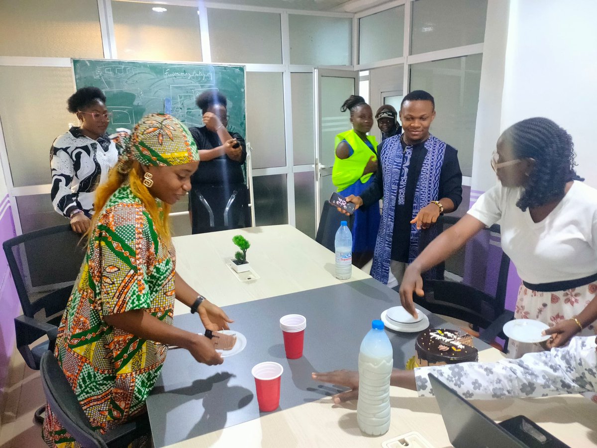 farotyMe's tweet image. 🎉 Flashback to the BIRTHDAY SURPRISE phase for our favorite developer, aka "Maestro" 👨‍💻🎂

An epic vibe, laughter all around, warm hugs, and just the right touch of good energy! 🥳🎁🍰
Once again, happy birthday to our one and only Maestro 🎈✨

#FarotyVibes #TeamMaestro