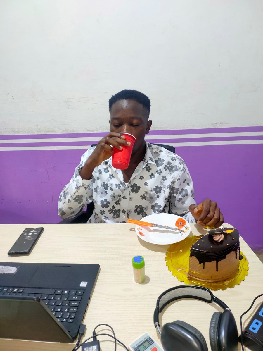 farotyMe's tweet image. 🎉 Flashback to the BIRTHDAY SURPRISE phase for our favorite developer, aka "Maestro" 👨‍💻🎂

An epic vibe, laughter all around, warm hugs, and just the right touch of good energy! 🥳🎁🍰
Once again, happy birthday to our one and only Maestro 🎈✨

#FarotyVibes #TeamMaestro