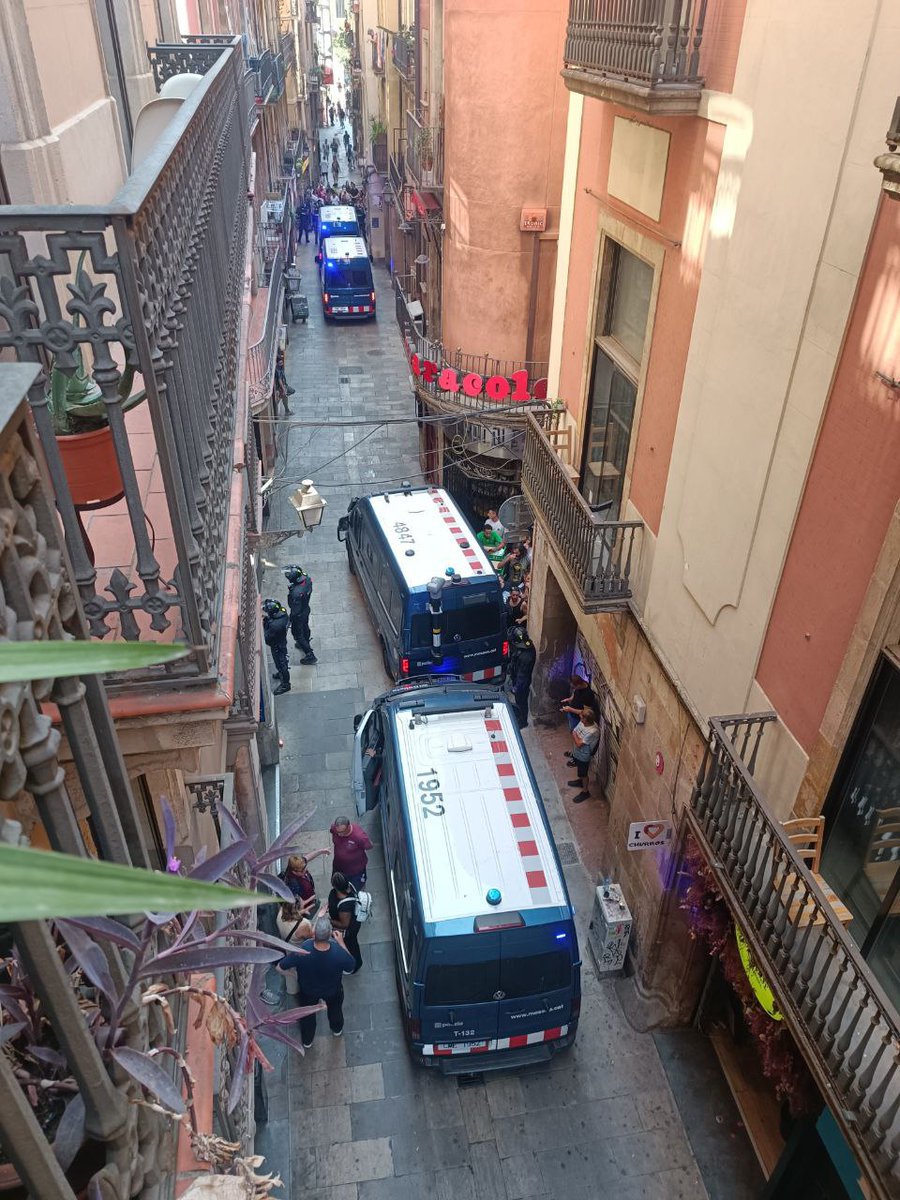 jrabassa's tweet image. ❌ Avui una família amb fills menors d'edat ha estat desnonada al Gòtic amb un operatiu policial desproporcionat.
Just una setmana després del suïcidi d'un veí desnonat al Raval.
❗️ Prou expulsions! Prou desarrelar veïnes dels seus barris!