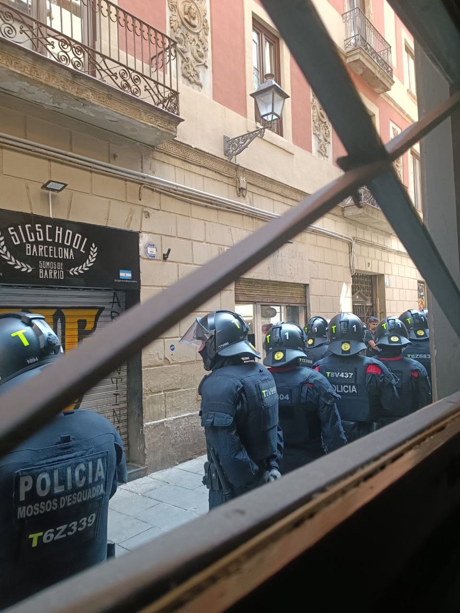 jrabassa's tweet image. ❌ Avui una família amb fills menors d'edat ha estat desnonada al Gòtic amb un operatiu policial desproporcionat.
Just una setmana després del suïcidi d'un veí desnonat al Raval.
❗️ Prou expulsions! Prou desarrelar veïnes dels seus barris!