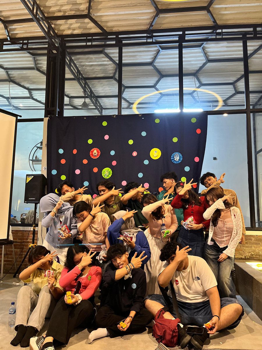 Nawa1tu's tweet photo. kelompok FE ku ter boombayah🤯🤯🔥🔥💥💥 #banggaupnvjt #h25komdigupnvjt https://t.co/vQeFXhEUgi