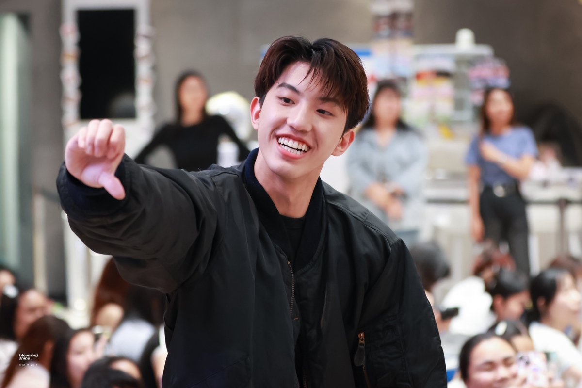 : 🫶🤏 

ㅡ

NONG BOYS PRESS TOUR 

#BoysInLoveSeriesLIVE #kenji_kanthee