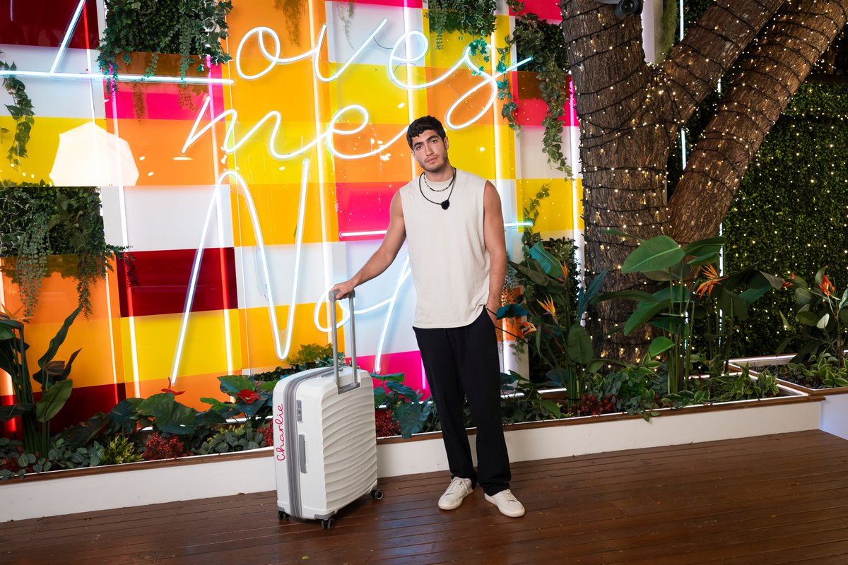 accesshollywood's tweet image. 🚨 New interview with #LoveIslandUSA Charlie today! Any burning questions you need answered? Join the group chat so you don't miss a thing! facebook.com/groups/loveisl…