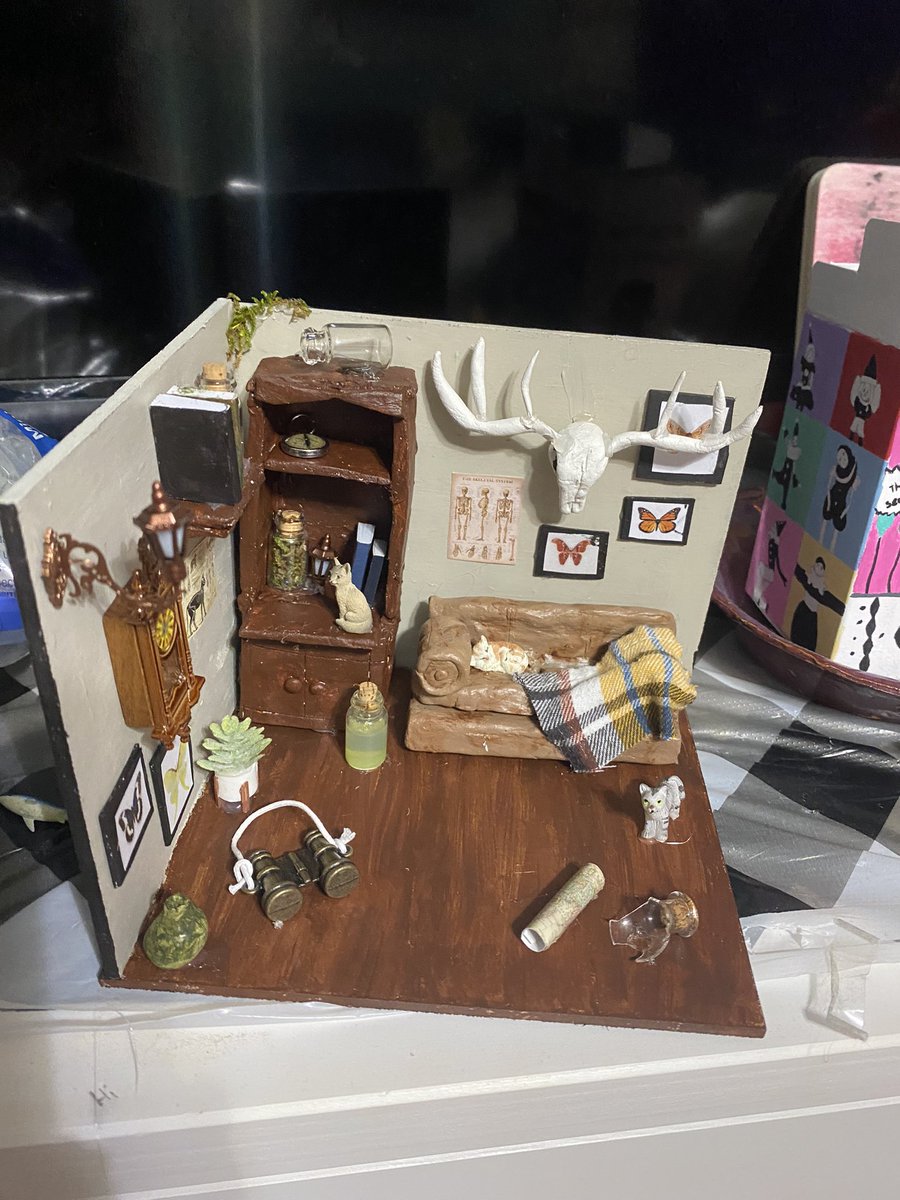 toastyghosty115's tweet photo. hey guys check out the miniature room i made for my art final,, school already ended but i just now finished it so. 
#miniature #art #artfinal #3dart https://t.co/Vd2kFtOrkr