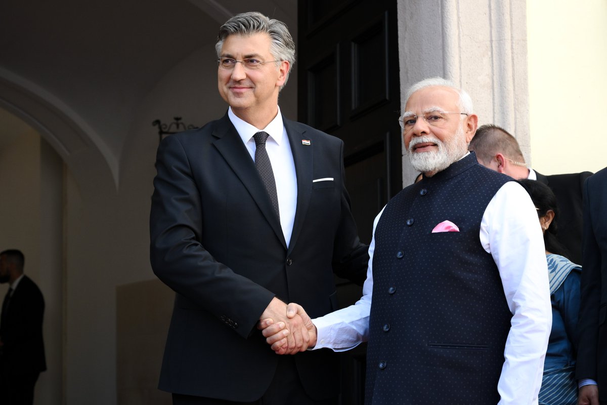 AndrejPlenkovic's tweet photo. Drago mi je u Banskim dvorima ugostiti indijskog premijera @PMOIndia @narendramodi. Njegov posjet Hrvatskoj dolazi u važnom geopolitičkom trenutku i otvara novo poglavlje u razvijanju političke i gospodarske suradnje 🇭🇷🇮🇳.

✅Indija je Hrvatskoj važan azijski trgovinski partner - razmjena je prošle godine iznosila 242 mln USD, dok u prva tri mjeseca 2025. bilježimo porast robne razmjene za +10%. Istovremeno raste i broj indijskih turista koji posjećuju 🇭🇷.

➡️Uz danas potpisane sporazume u području poljoprivrede, kulture, znanosti i tehnologije te sveučilišne suradnje, želimo osnažiti suradnju i u sektorima ICT-a, farmaceutske industrije te pomorskom prometu. Predstavio sam potencijale Hrvatske kao mediteranskih vrata Srednje Europe.

➡️Raspravljamo i o stanju na Bliskom istoku i globalnim sigurnosnim izazovima te smo naglasili važnost jačanja odnosa EU-a i Indije.

Povodom tragične zrakoplovne nesreće blizu Ahmedabada još jednom sam izrazio duboko žaljenje indijskom narodu i obiteljima žrtava.