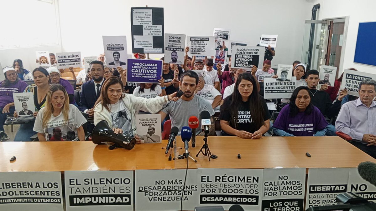 PROVEA (@_provea) on Twitter photo Familiares de presos políticos y activistas de #DDHH agrupados en el <a href="/clippve/">Comité por la Libertad de los Presos Políticos.</a> realizan rueda de prensa en la Escuela de Derecho de la UCV, para denunciar el ascenso de la represión en Venezuela.
Exigen el cese de las detenciones arbitrarias y las desapariciones forzadas, que se Familiares de presos políticos y activistas de #DDHH agrupados en el <a href="/clippve/">Comité por la Libertad de los Presos Políticos.</a> realizan rueda de prensa en la Escuela de Derecho de la UCV, para denunciar el ascenso de la represión en Venezuela.
Exigen el cese de las detenciones arbitrarias y las desapariciones forzadas, que se