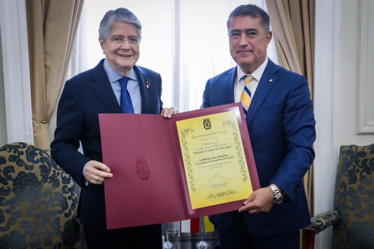 Guillermo Lasso (@lassoguillermo) on Twitter photo Hoy tuve el honor de reunirme con el alcalde de Santiago de Chile, <a href="/desbordes/">Mario Desbordes Jiménez</a>, con quien conversamos sobre políticas públicas, cooperación regional y los desafíos que compartimos en América Latina.
Agradezco profundamente la Medalla Ciudad de Santiago por mi trayectoria política Hoy tuve el honor de reunirme con el alcalde de Santiago de Chile, <a href="/desbordes/">Mario Desbordes Jiménez</a>, con quien conversamos sobre políticas públicas, cooperación regional y los desafíos que compartimos en América Latina.
Agradezco profundamente la Medalla Ciudad de Santiago por mi trayectoria política