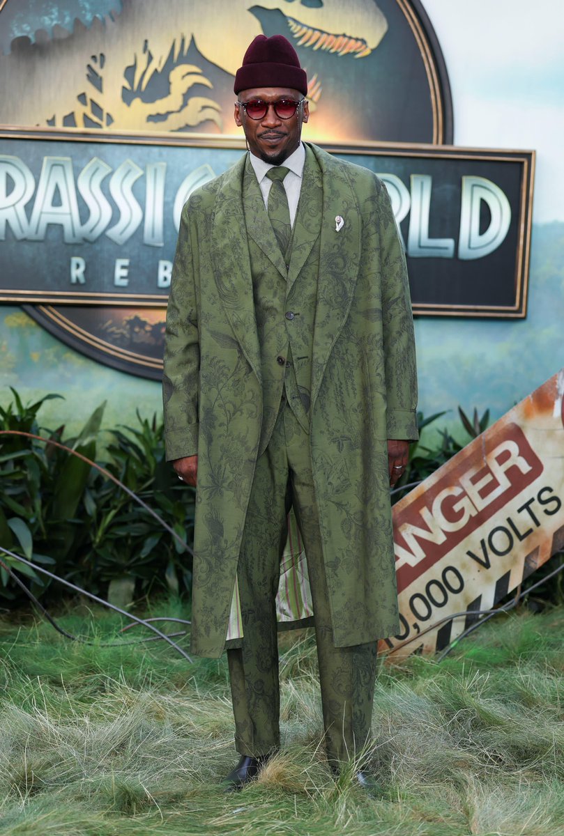 Mahershala Ali, for the world premiere of Jurassic World Rebirth in London, wore an Etro “Birds of Paradise” jacquard wool robe coat, jacket, and trousers.
#Etro