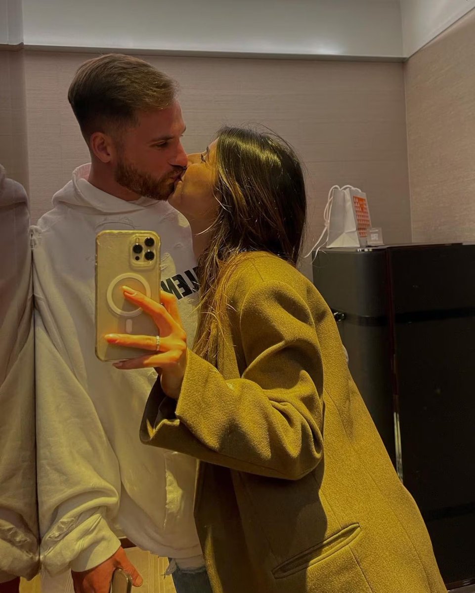 noticias_argy's tweet photo. "Alexis Mac Allister":

Porque fichó por el Brighton y se mudó a Inglaterra junto a su novia, Cami Mayan, con quien está en pareja desde 2018. https://t.co/DP8oXrZzmG