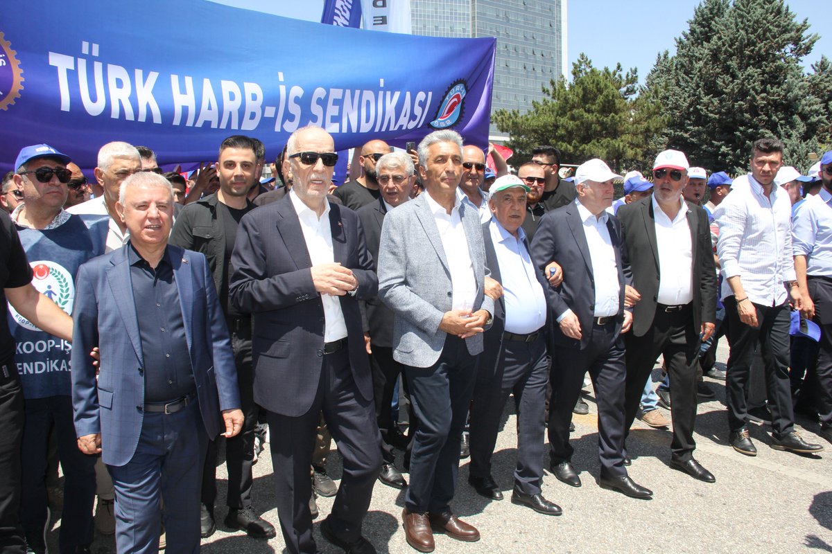 ATALAY, SAVUNMA SANAYİİ İŞÇİLERİ ÜZERİNDEN KAMU İŞÇİLERİNE ZAM İSTEDİ

Türk-İş Genel Başkanı Ergün Atalay, kamu işçilerinin yaşadığı geçim sıkıntısına dikkat çekerek sert çıktı:
“Ortalama maaş 35 bin lira. Bu ücretle kamu işçisine denizaltı, uçak yaptırıyorsunuz!” diyerek