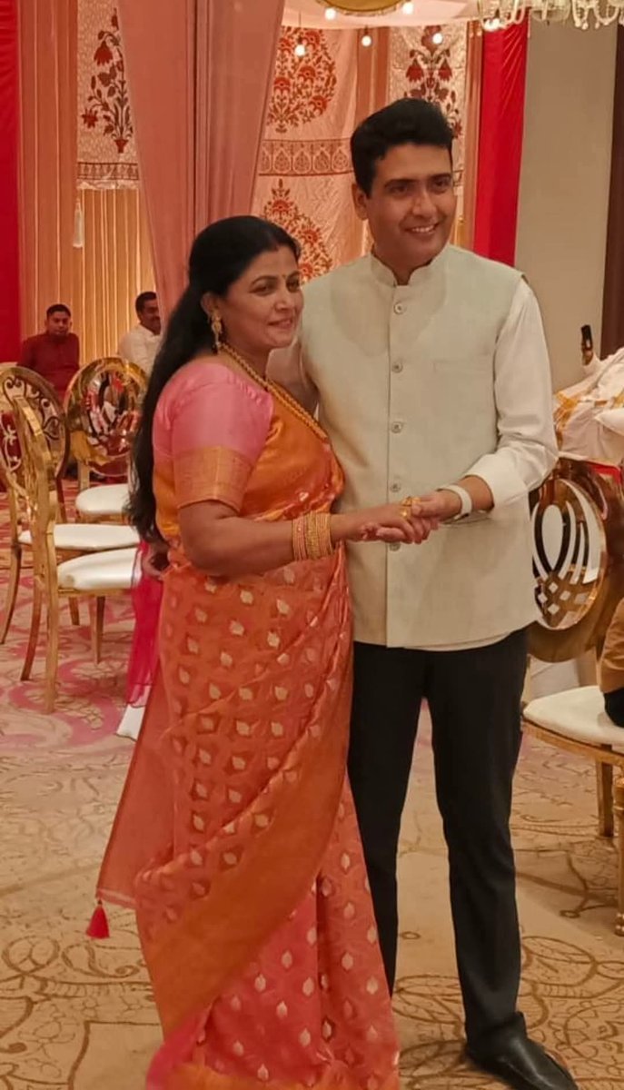 भैया आपको भाभी जी को शादी की सालगिरह बहुत-बहुत बहुत-बहुत बधाई शुभकामनाएं
<a href="/INCIndia/">Congress</a>