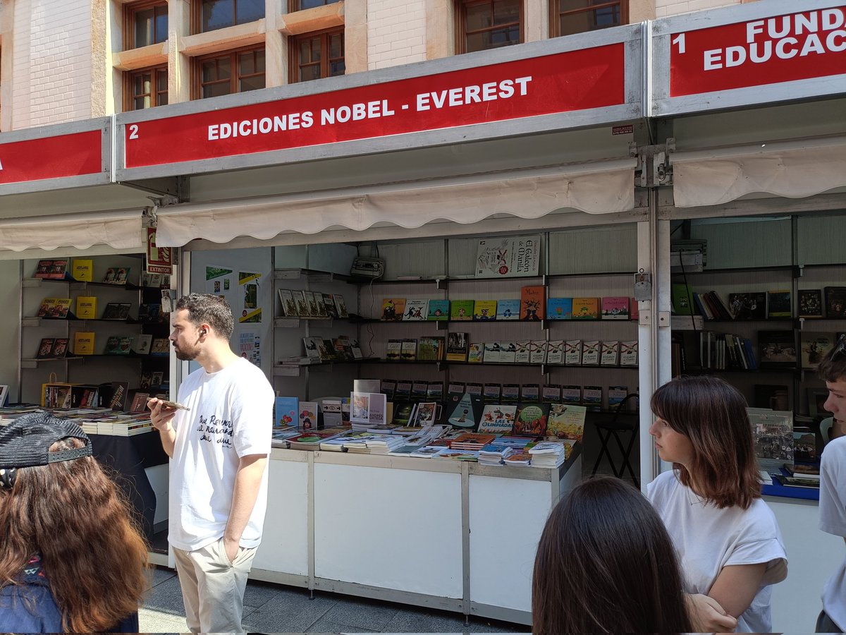 Caseta abierta en Tomás y Valiente dentro de la Feria del libro FeLix de <a href="/gijon/">Gijón/Xixón</a> 

Hasta el domingo, la mejor selección de libros.

¡Nos vemos!