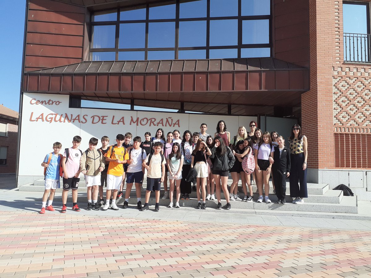 El pasado viernes nuestros alumnos de  1ºESO visitaron de nuevo El Oso. Esta vez disfrutaron de una exhibición de cetrería y después de seguir a un animoso pasacalle plantaron un arce y una pistachera.
#somosadaja #somoseducacyl #AprenderHaciendo