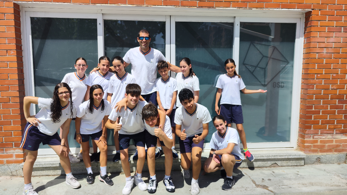 gsdvallecas_dir's tweet photo. Hoy hemos celebrado la final de las Olimpiadas de Natación con nuestros alumnos de 5º y 6º de Primaria. Gracias a todo el alumnado del tercer ciclo por su deportividad y participación. Nuestra más sincera enhorabuena a los tres primeros clasificados.
#gsdeducación #gsdvallecas https://t.co/6vAhaz8T0x