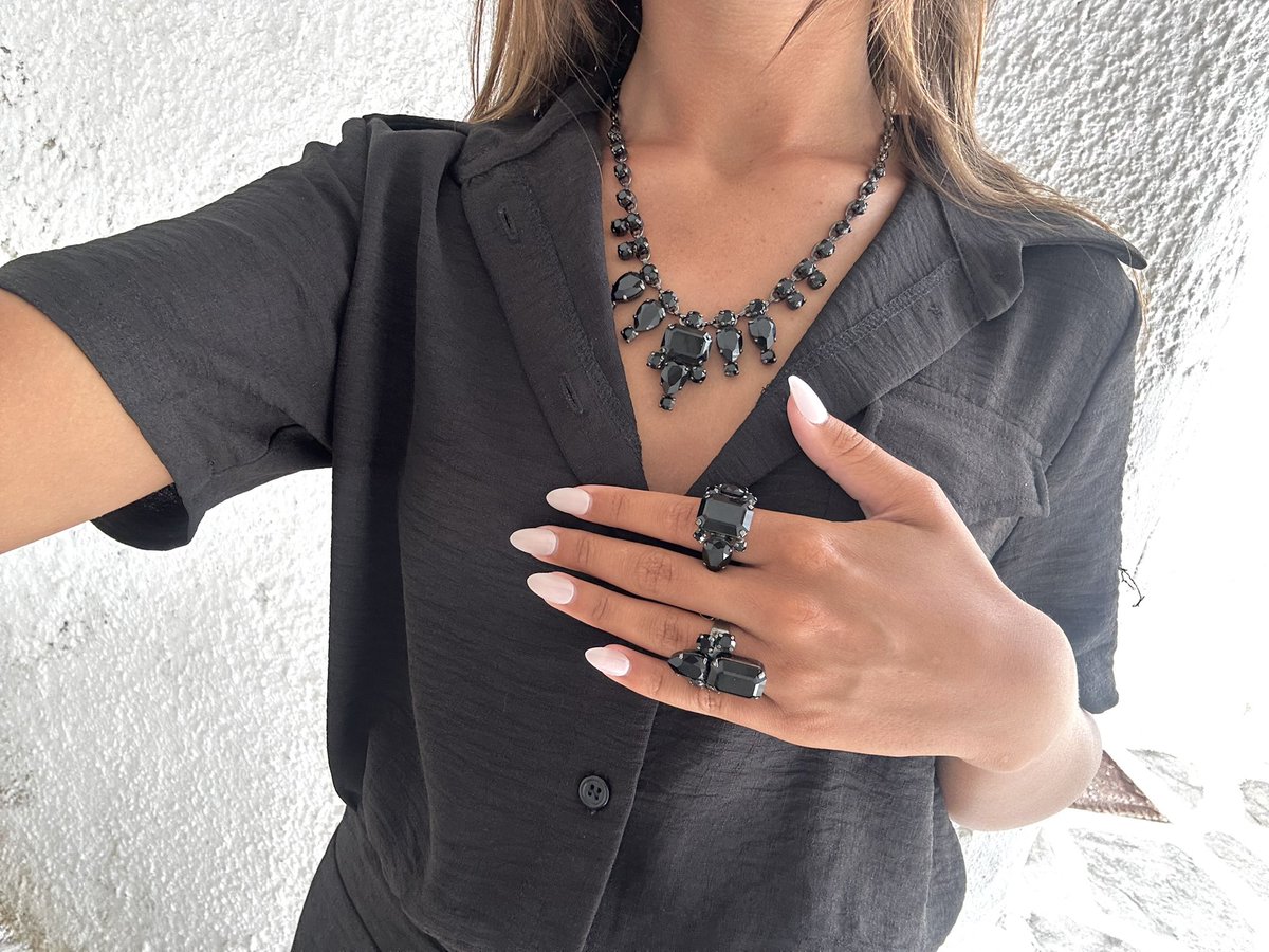 onauratoutvu_gr's tweet image. Zhang Zhehan dazzled on stage with this elegant ring 💍

Paired with his signature necklace, the look is simply iconic ✨
Subtle, powerful, unforgettable. 

Available in our shop or via our instagram 🤗

#ZhangZhehan #ConcertLook #zhangzhehan_super3 #necklace #shoppingingreece