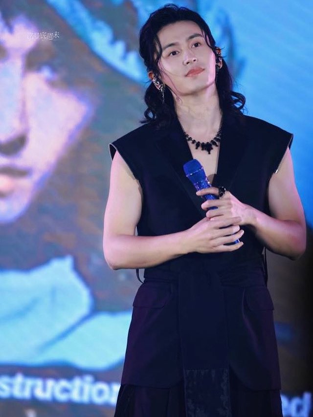 onauratoutvu_gr's tweet image. Zhang Zhehan dazzled on stage with this elegant ring 💍

Paired with his signature necklace, the look is simply iconic ✨
Subtle, powerful, unforgettable. 

Available in our shop or via our instagram 🤗

#ZhangZhehan #ConcertLook #zhangzhehan_super3 #necklace #shoppingingreece