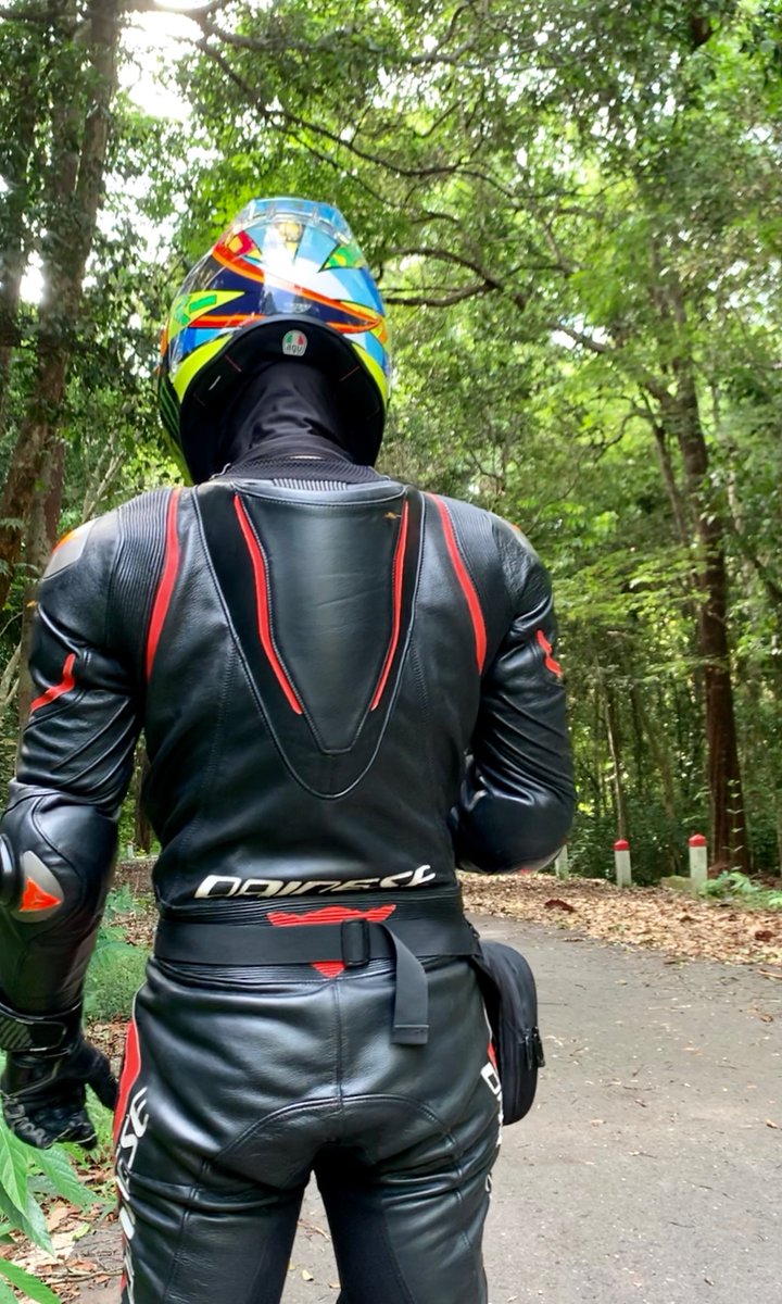 Going into the woods alone is such a raw experience. Always hard along the trail, sometimes stopping just to piss on my boots, and cumming somewhere deep in the path

#gearhead #gaybiker #piss