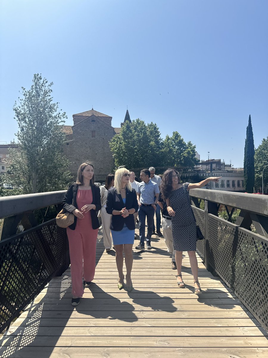 Delegació del Govern de Catalunya a Barcelona (@govbarcelona) on Twitter photo 📍 La delegada <a href="/socpilardiaz/">Pilar Díaz</a> continua recorrent la vegueria visitant Tordera.
S’ha reunit amb l’alcaldessa, Elisabet Megias, per conèixer les necessitats del municipi en àmbits com:
🏘️ Dèficits urbanístics
📚 Educació
✅ Finançament de projectes locals
#ElGovernDeTothom 📍 La delegada <a href="/socpilardiaz/">Pilar Díaz</a> continua recorrent la vegueria visitant Tordera.
S’ha reunit amb l’alcaldessa, Elisabet Megias, per conèixer les necessitats del municipi en àmbits com:
🏘️ Dèficits urbanístics
📚 Educació
✅ Finançament de projectes locals
#ElGovernDeTothom