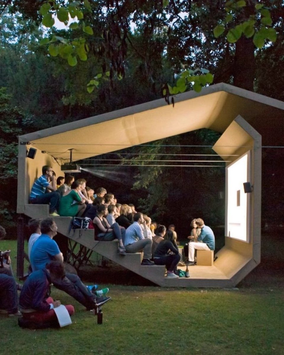 "Cineorama" is a  projection space designed by Erika Hock, an artist based in western Germany, for watching films outdoors with a small group of people. 

📸Şirin Şimşek.