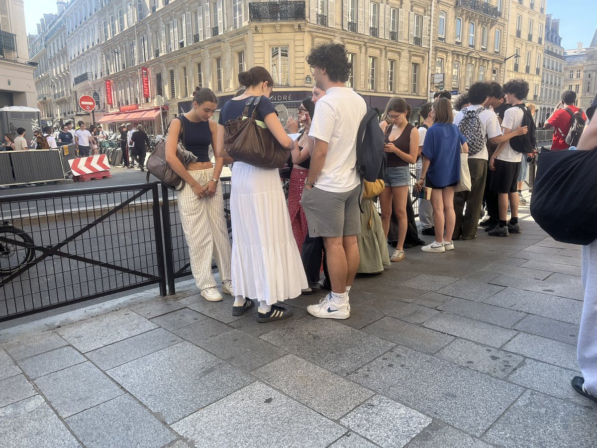 Devant le lycée Condorcet, les élèves commencent à sortir des épreuves.