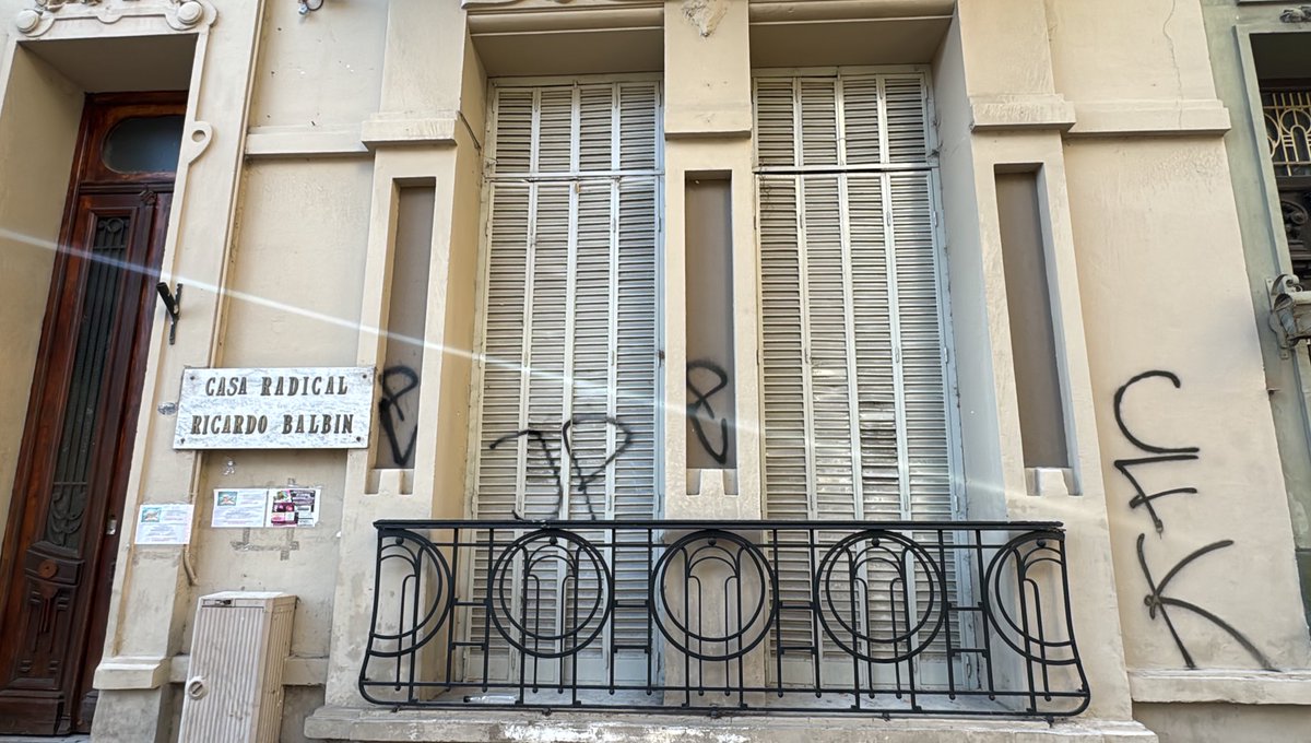 pablonicoletti_'s tweet photo. Repudio absoluto a la violencia.
Hoy amaneció vandalizada la sede de la @ucr_lp. No es un hecho aislado: forma parte de una preocupante escalada de ataques contra espacios de militancia, historia y democracia.

El gobierno nacional, y en particular el presidente Milei, viene promoviendo un discurso agresivo. Ese clima tiene consecuencias.
Ahora, sectores del kirchnerismo intentan usar la condena a Cristina Kirchner como excusa para justificar nuevos actos vandálicos.

Defender la democracia es defender la libertad, con respeto y tolerancia hacia el otro.
Por eso, estos hechos deben ser repudiados con firmeza.