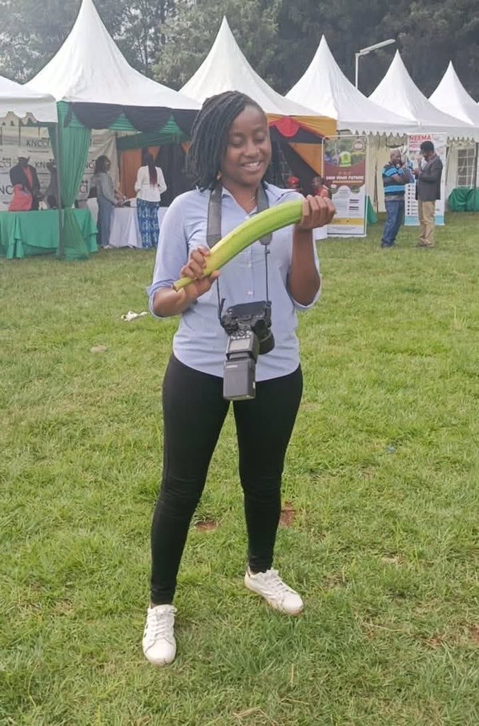 After seeing this banana She left journalism and joined  farming immediately 🤣🤣