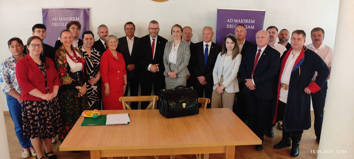 Za nami kongres okręgowy podkarpackich struktur <a href="/KoronyPolskiej/">Konfederacja Korony Polskiej</a> w okręgu 23. Wyłoniliśmy delegatów na kongres krajowy, a swoją obecnością zaszczycił nas prezes  <a href="/GrzegorzBraun_/">Grzegorz Braun</a> 🤝🇵🇱
Dziękuję Wszystkim uczestnikom. Polityka to gra zespołowa. Wspólną pracą odzyskamy niepodległość.