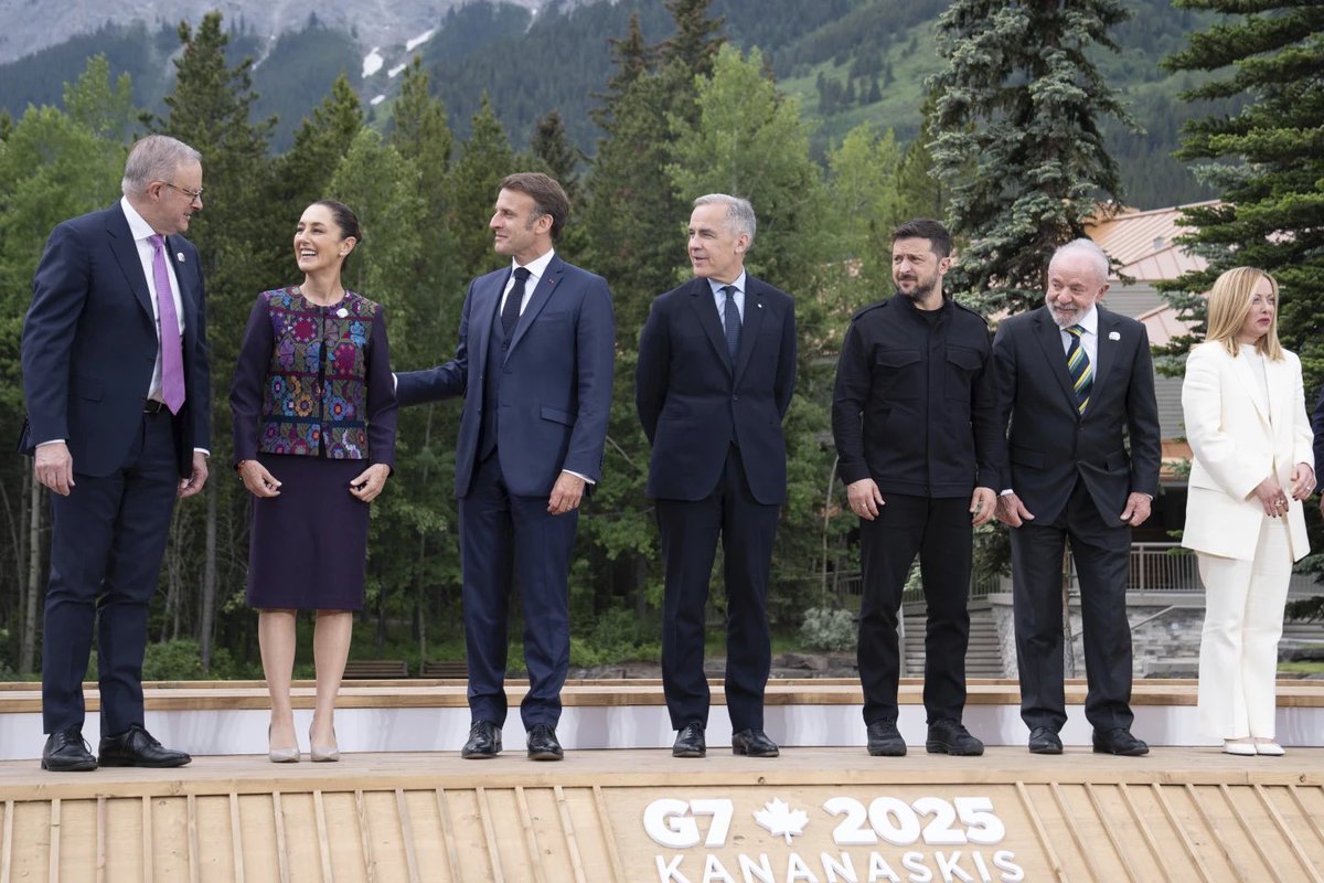 Rocha4T's tweet photo. Todos viendo a la mujer de la IZQUIERDA.

#MiPresidentaEnElG7 https://t.co/pOd3qjLXK6