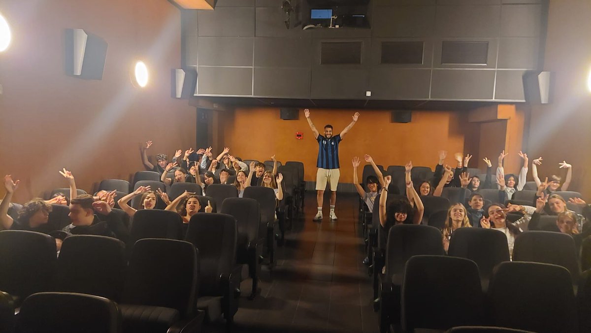 Alumnado participante en el proyecto "El cine en la escuela" tuvo la oportunidad de ir a Multicines Tenerife para ver "Lilo y Stich". 35 alumnos y alumnas de secundaria, en su mayoría de 2° ESO, disfrutaron de un rato de cine y paseo por La Laguna antes de despedir el curso.