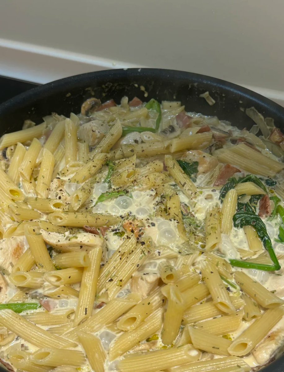 Ruby0Ella's tweet image. Whipping up some creamy chicken penne with bacon and spinach!  #Foodie  #Delicious
