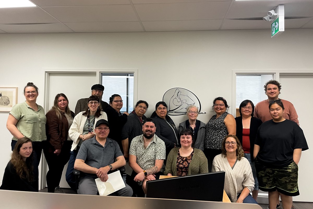 _BAnQ's tweet image. BAnQ a eu le privilège d’accueillir des partenaires du nord du 49e parallèle. ✨
Mandatés par la @SocietePlanNord, nous collaborons avec les Cris, les Innus, les Naskapis et les Inuit pour créer un réseau culturel enraciné dans la réalité des communautés. 🤝