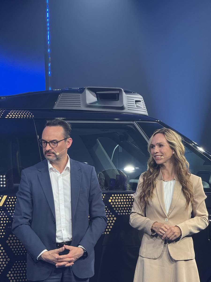 🚍 Zukunft der urbanen Mobilität: Moia präsentiert autonomen ID. Buzz AD beim UITP Summit in Hamburg – und ich durfte moderieren!
#moia #hamburg #moderatorin