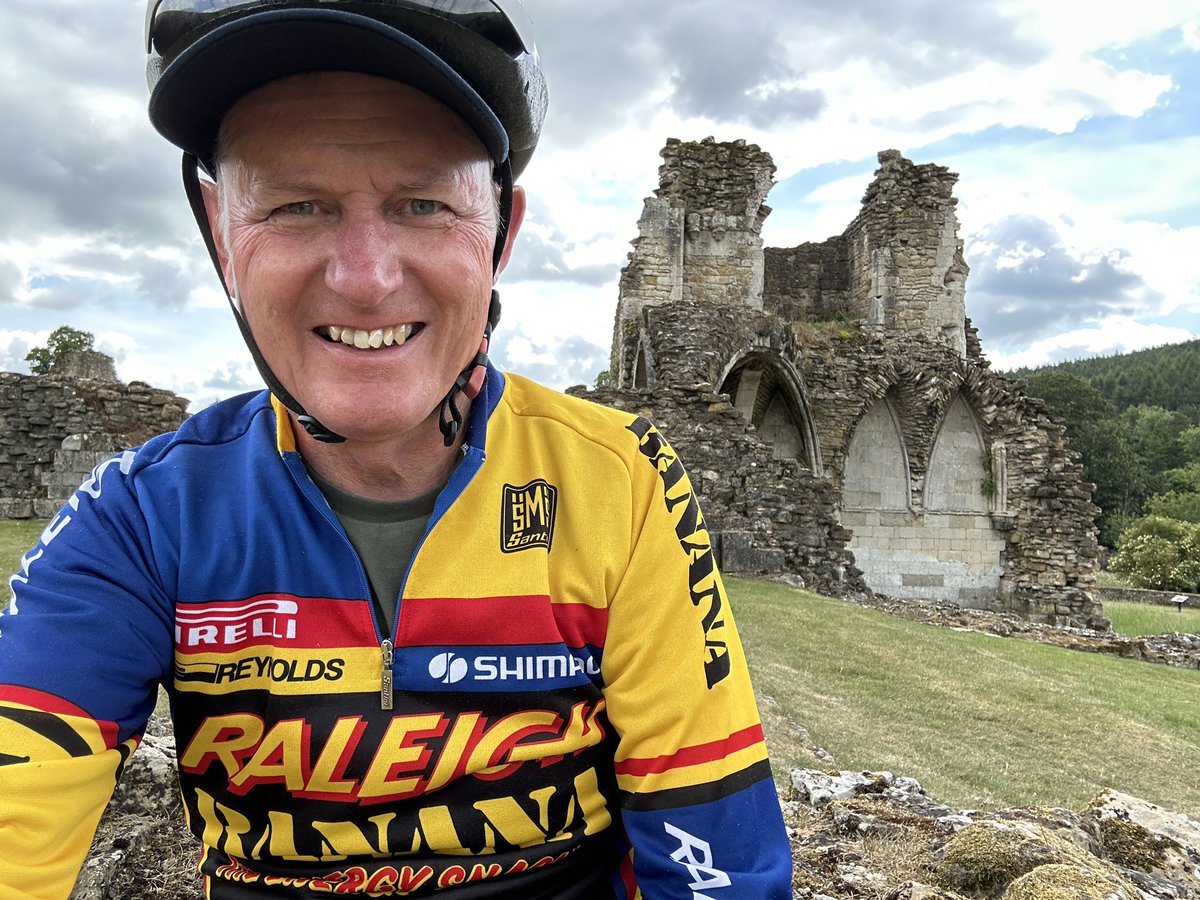 simonhul's tweet image. Took my bike out wearing my 30+ year Raleigh Banana top. Still fits. Result.