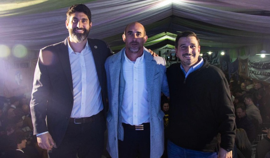 #POLÍTICA | Cristian #Frattini participó de un homenaje a Carlos #Menem en #Avellaneda

🟣El coordinador de La Libertad Avanza en Avellaneda formó parte del acto conmemorativo organizado por la agrupación “La Carlos Menem” en #Piñeyro.

avellanedahoy.com.ar/nota/22234/cri…