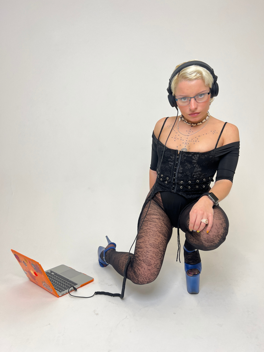 Yes, I’m busy. Yes, I’m in heels.
And yes, I know how to answer both emails and looks. 💼💋