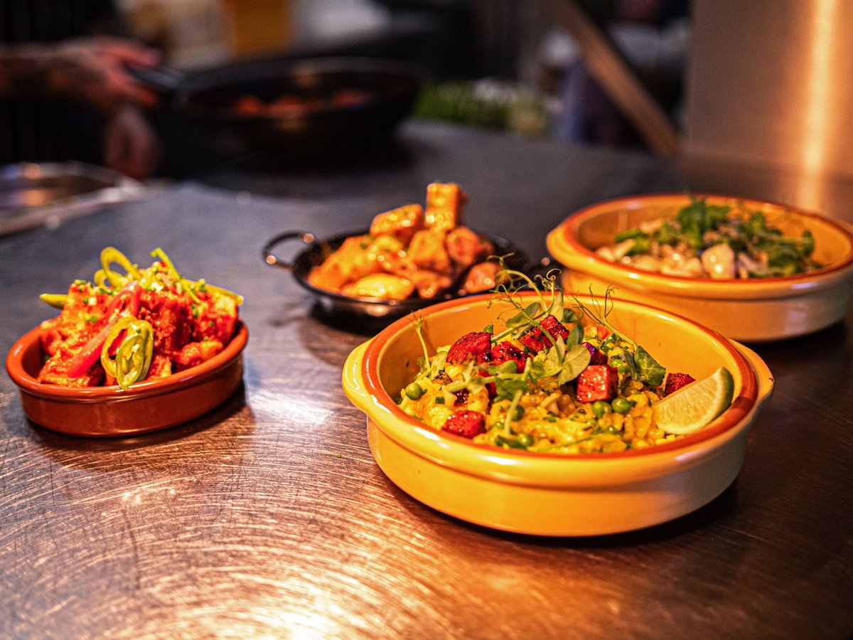 BottleGlassPub's tweet image. Tapas Night is back again on Thursday 26th June from 5pm! πͺπΈ π
Soak up this glorious weather on our terrace & share delicious authentic small plates, paired with a refreshing glass of Sangria! π₯π·
Book now π
bit.ly/3ke9bgX
(Advanced booking required)