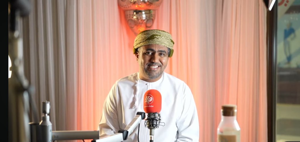 💬| يوجد طالب كان متفوق عليّ في الخط، خطّه جميل، أنا خطي ما ينفع، فكان يعطيه المدرّس درجات أعلى مني، فأزعل طبعاً إذا أحد جاب درجات أعلى مني. 

💬| هذاك اليوم يعتبر يوم صعب، ممكن حتى أرجع للبيت وأنا أبكي، يعني بالنسبة لي شيء لا يُحتمل. 

💬| لكن بعدين، تقبّلنا الوضع بعد ما كبرنا.