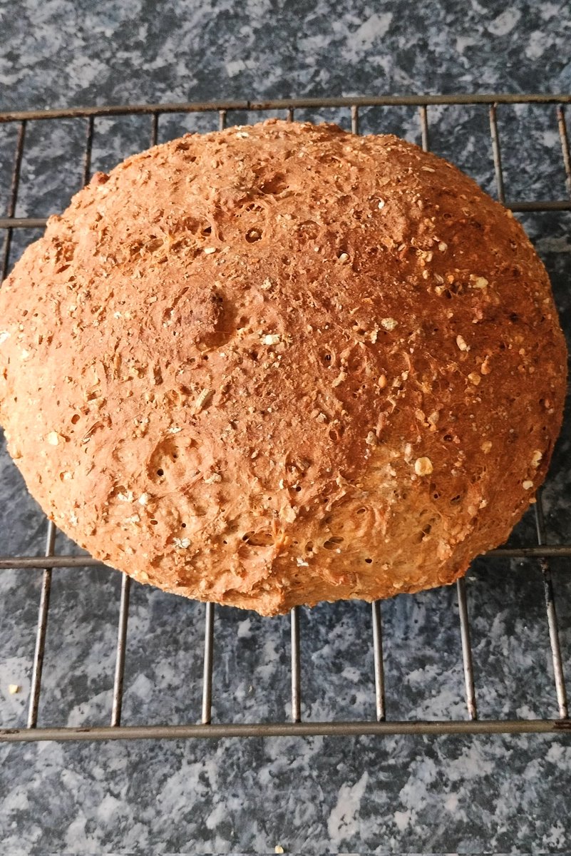 Haven't baked any bread in a while because it's been too cold to prove the dough in a warm enough room. Anyway today it was warmer so voila I present mixed grain wholemeal bread done in da air frya 😅
