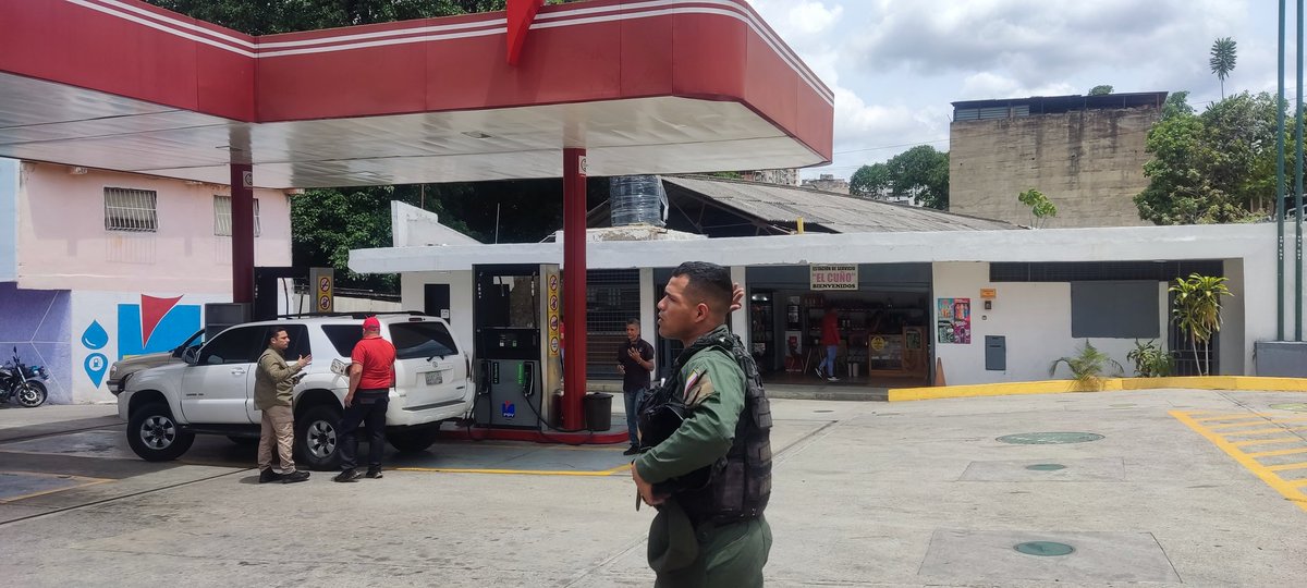 JOSPERA23673302's tweet photo. @PDVSA Inspeccionar E/S El Cuño detrás del Tribunal Supremo Justicia y puente el Guanabano recibieron dos gandolas y sólo atendieron 60 carros de la cola y el resto VIP, y le negaron el servicio a 20 usuarios de la cola. https://t.co/zl8SoDvU2f