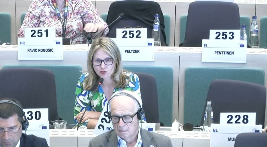 CSOGroupEESC's tweet photo. Let us be clear: Omnibus is not a matter of simplification. It is a deliberate and far-reaching act of deregulation—at the expense of transparency, responsibility, and the values the EU claims to uphold.
@corina_murafa at the #EESCPlenary on the #omnibus package on sustainability https://t.co/AfQ2wKzOxa