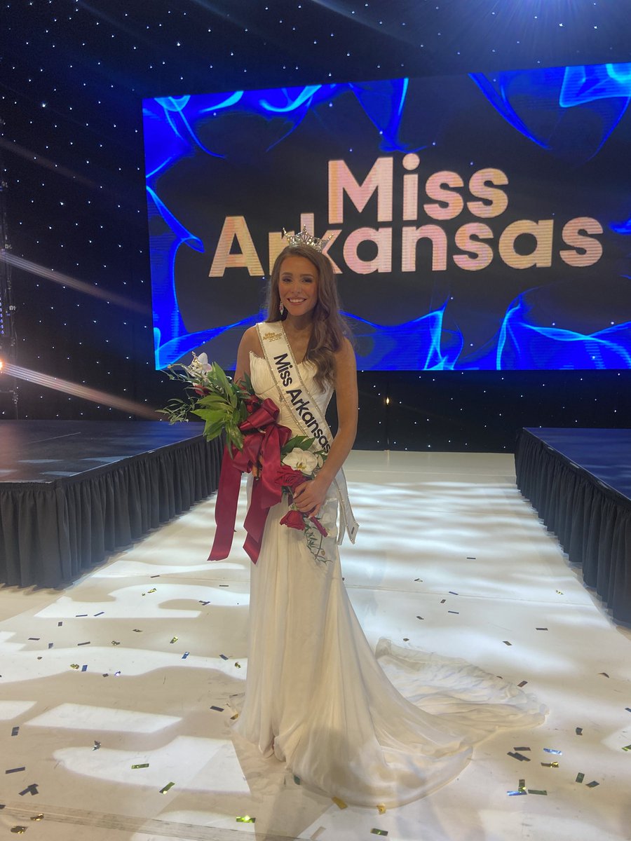CarolineWDerby's tweet image. A fabulous night backstage at Miss Arkansas on @KARK4News! Congratulations to our new Miss Arkansas, my friend, Kennedy Holland! 💖 & special thanks to Matthew Sewell for the great pics! ✨