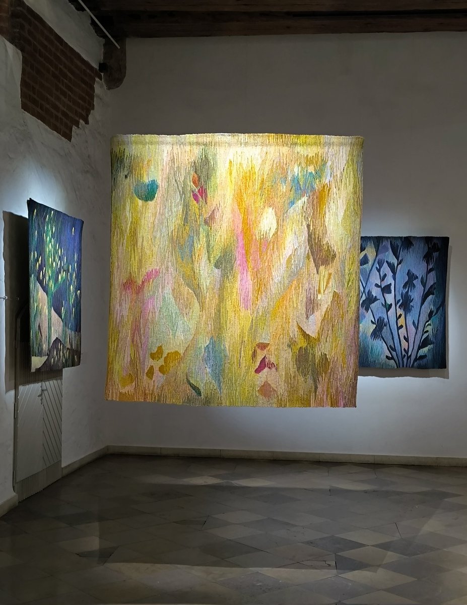 Ivetas Vecenānes pļavas iedvesmotie gobelēni un Latvijas novadu amata meistaru segu "pļava" ir šīs vasaras "must see" izstāde <a href="/DMDMmuzejs/">Dekoratīvās mākslas un dizaina muzejs</a>