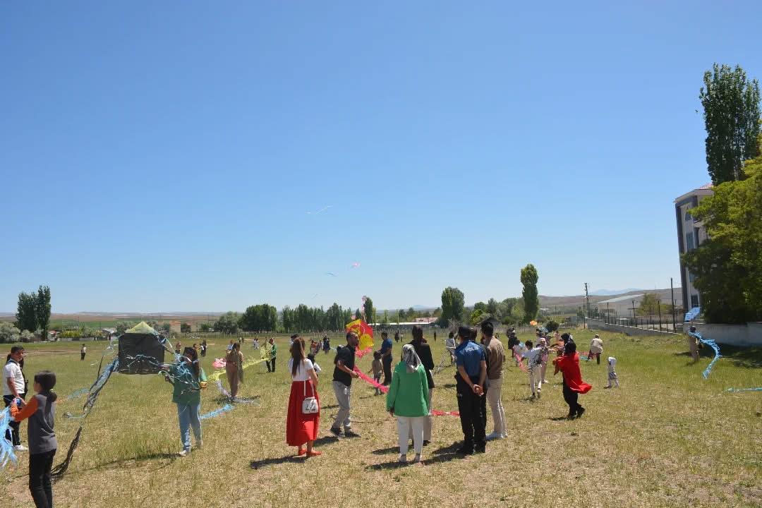 Mehmet Salih Şirin İlkokulu/Ortaokulunda dönem sonu faaliyet haftası kapsamında yılsonu şenliği gerçekleştirildi.

Programa, Kaymakamımız Sayın Merve Ayşe Büyükuçar, İlçe Millî Eğitim Müdürümüz <a href="/AlkanMustafa58/">Mustafa ALKAN</a>, İlçe Emniyet Müdürü Emre Erden, öğrenci, öğretmen ve velile katıldı.