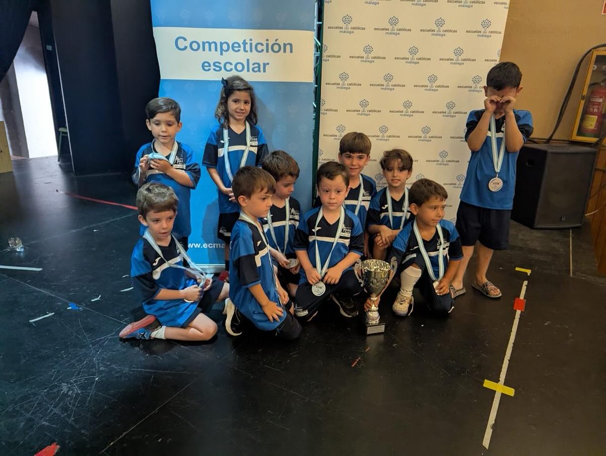 #INFANTIL -  ¡Orgullo y alegría para nuestro cole! 

Nuestro equipo de fútbol sala categoría Bebé (Educación Infantil) asistió al evento para recibir su merecido premio como subcampeones de su categoría.

#ColegioSanJosé #Málaga #FundaciónLoyola