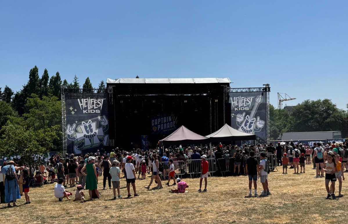 Prefet44's tweet photo. #Sécurité | 4 100 personnes étaient attendues cet après-midi au #HellfestKids ! 🔥

Les forces de sécurité et de secours étaient pleinement mobilisées pour veiller et protéger les mini-festivaliers et leurs parents. 🤘

@PoliceNat44 @SDIS44 @hellfestopenair  @Gendarmerie_044 https://t.co/snMFzlJIyI