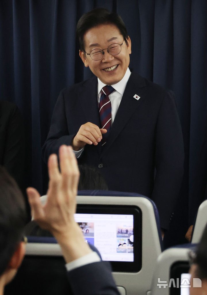 외교마치고 공군 1호기에서 브리핑중!